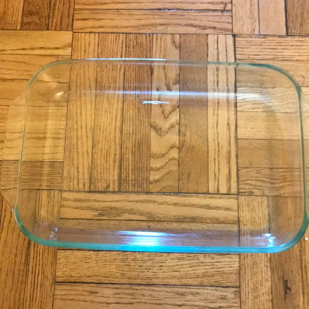 Pyrex transparent bakeware dish